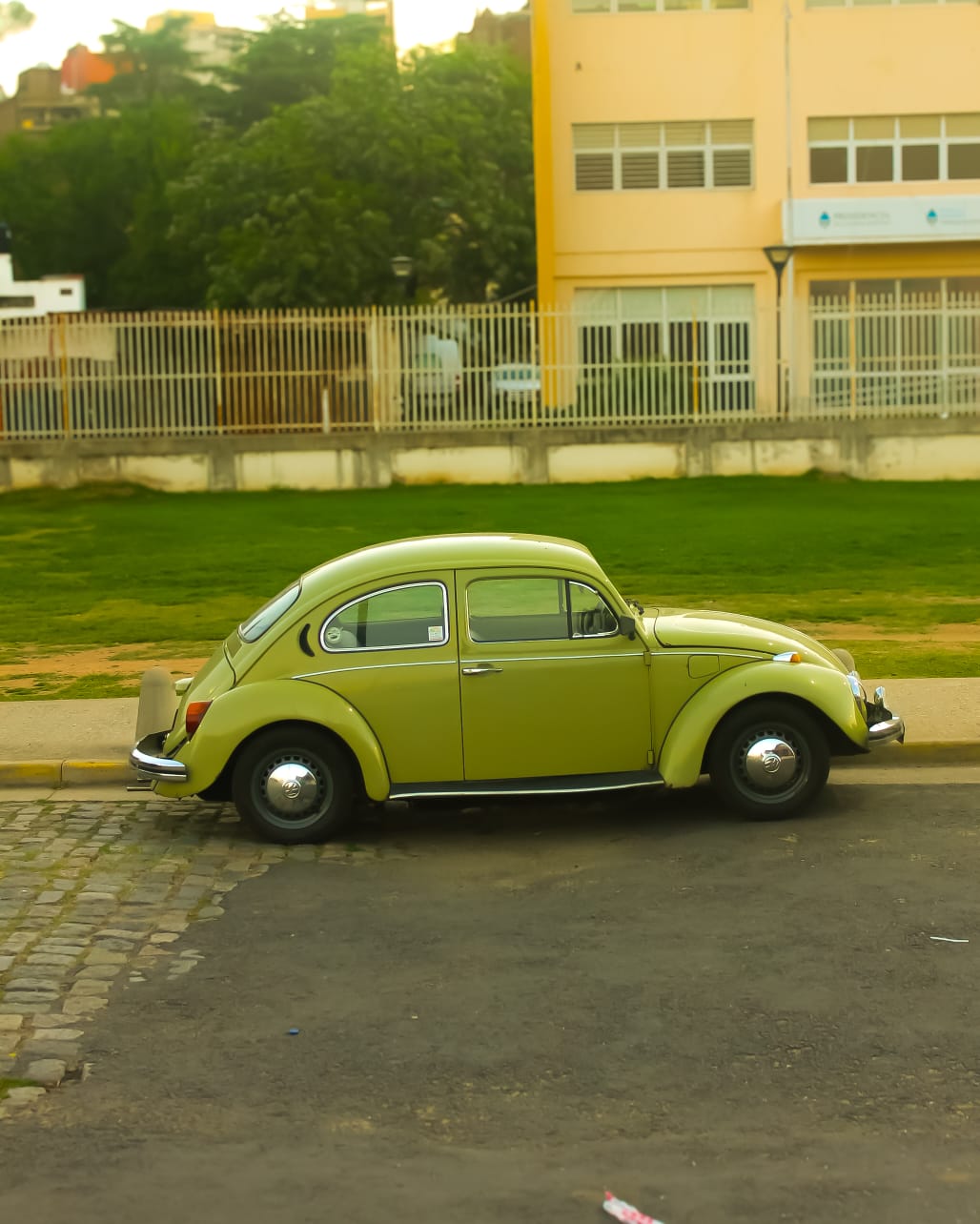 Automóvil clásico verde estacionado
