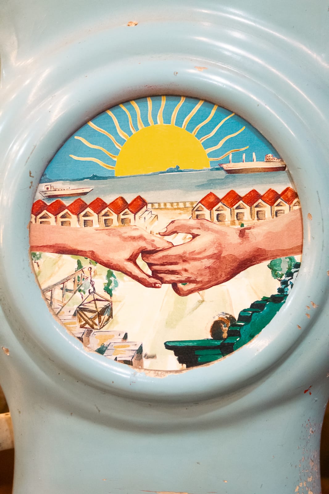 Ilustración de dos manos encontrándose frente al mar