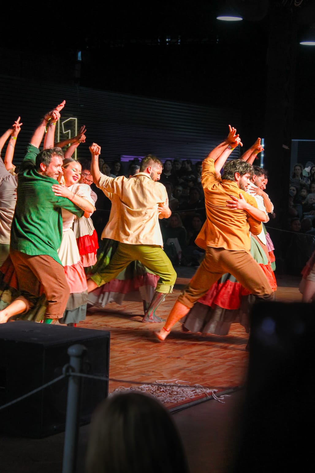Artistas bailando sobre un escenario