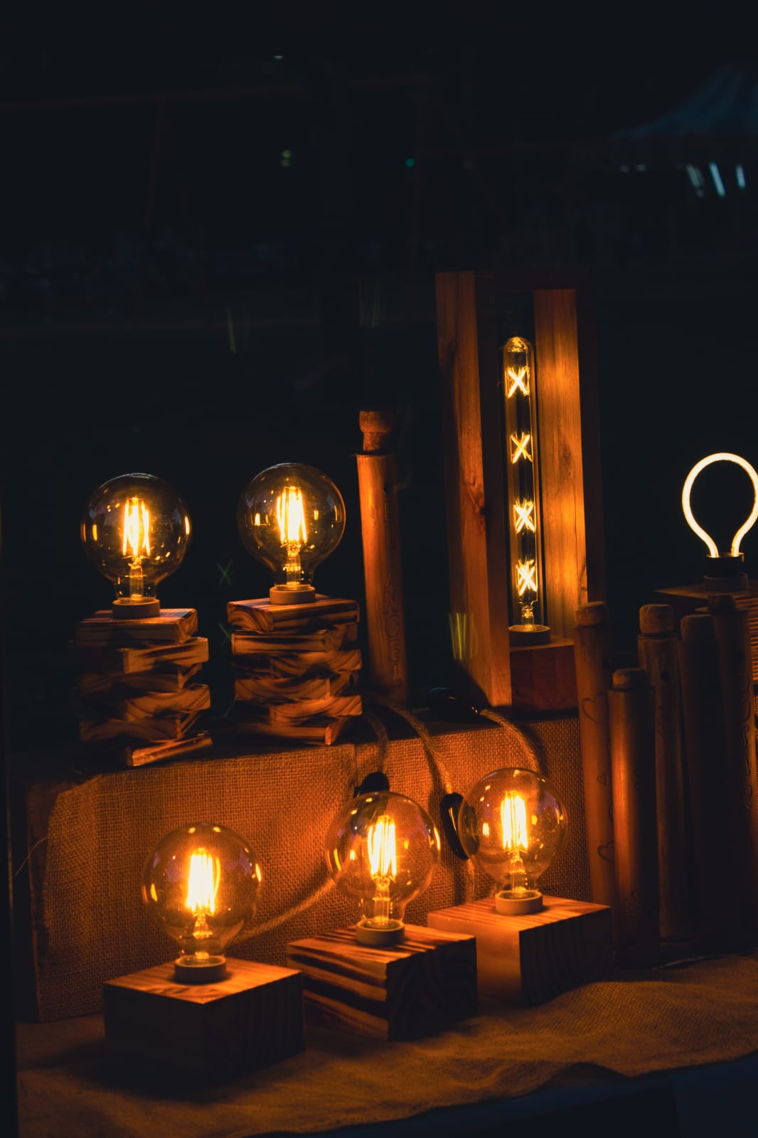Lámparas cálidas encendidas sobre madera