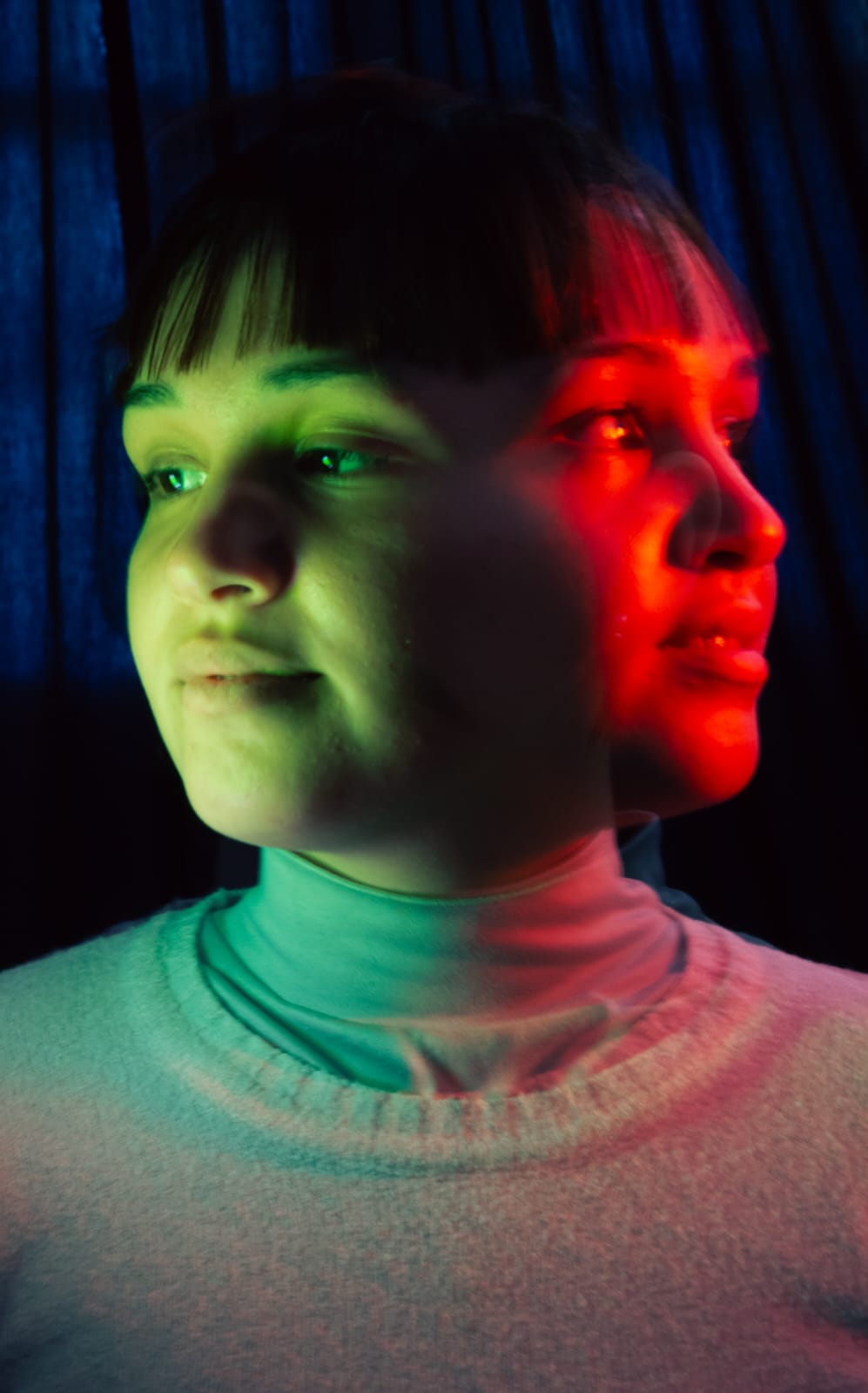 Retrato experimental con luces verdes y rojas